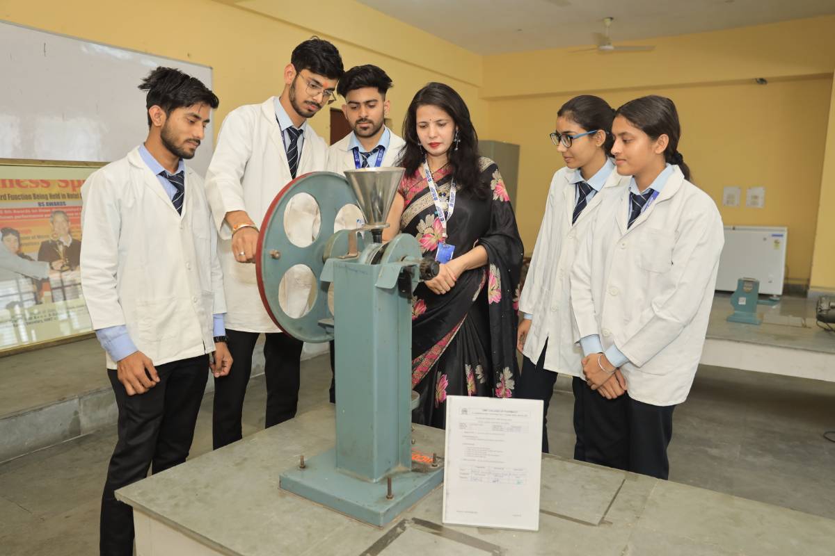 HIMT College of Pharmacy Laboratory